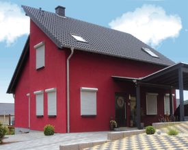 Rolluiken op rood huis